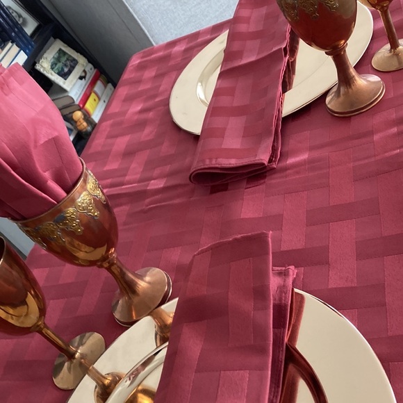 Stunning Cranberry tablecloth and matching napkins - Picture 2 of 4